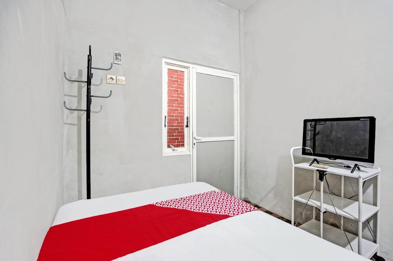 Oyo Life 92310 Banyu Homestay Sidoarjo Exterior foto